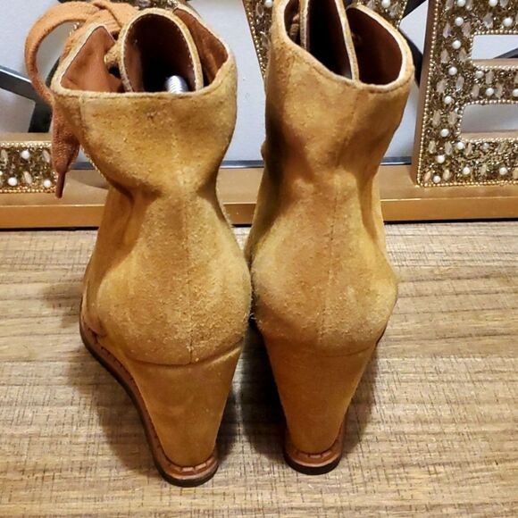 Kate Spade Saundra Boho Western Y2K Honey Suede Lace Up Wedge Ankle Booties Sz 6 - Picture 4 of 11